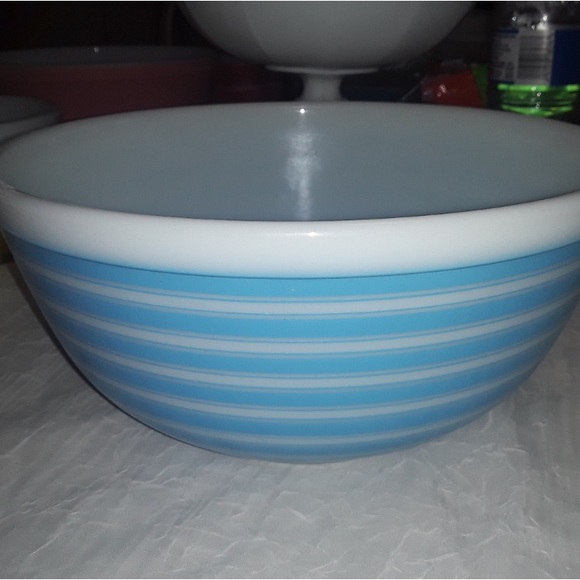 Vintage PYREX RAINBOW CANDY-STRIPED Nesting Mixing Bowls. - Picture 12 of 13